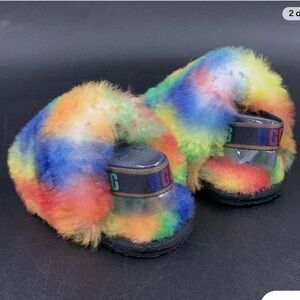 baby ugg slides wore once, size 0/1